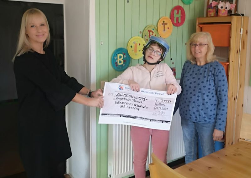 Julia Gro, Vorstandsvorsitzende der Westerwald Bank Stiftung, bergibt den Scheck an Gabriele Ernst-Schmidt, Leiterin des Kinderhaus Pumuckl. Foto: Westerwald Bank