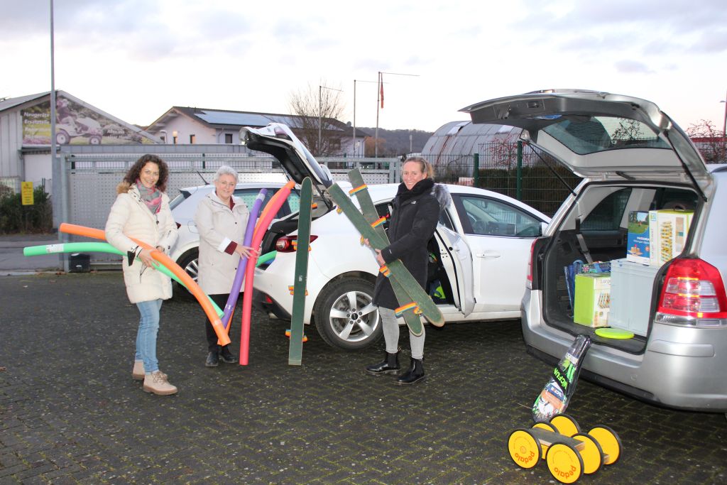 Daniela Paffhausen (Leiterin Marketing BHAG), Rita Bachmann-Richarz (Schulleiterin Theodor-Weinz-Grundschule) und Stefanie Lux (Lehrerin KGS St. Martinus) beim Verladen der Spieleartikel. Foto: privat