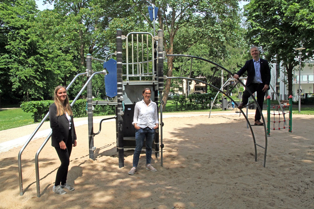 Brgermeister Otto Neuhoff, Carolin Bhm, Leiterin des Fachdienstes Umwelt und Stadtgrn, und Landschaftsarchitektin Michelle Renzel zeigen eines der frheren Insel-Spielgerte, das nun in der Girardetallee zu finden ist. (Foto: Stadt Bad Honnef)