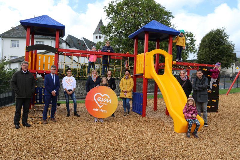 Im Rahmen einer kleinen Einsegnungsfeier trafen sich alle Projektbeteiligten und der Ortsbrgermeister von Salz, Holger Wrsdrfer, und freuen sich ber die Fertigstellung des Spielplatzes. Foto: evm
