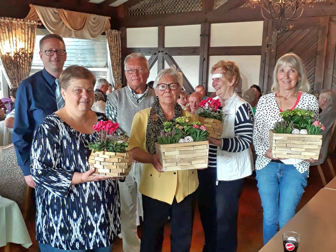 Fr 25-jhrige Vereinstreue und ihr ehrenamtliches Engagement in der Siegperle wurden whrend der Versammlung sechs Mitglieder durch den Vorsitzenden geehrt. Vorne von links: Petra Schmidt, Eva-Maria Rulle, Erika Zimmermann und Barbara Gehrer. Hinten von links: Vorsitzender Sven Wolff und Rainer Rulle (Foto: Verein) 