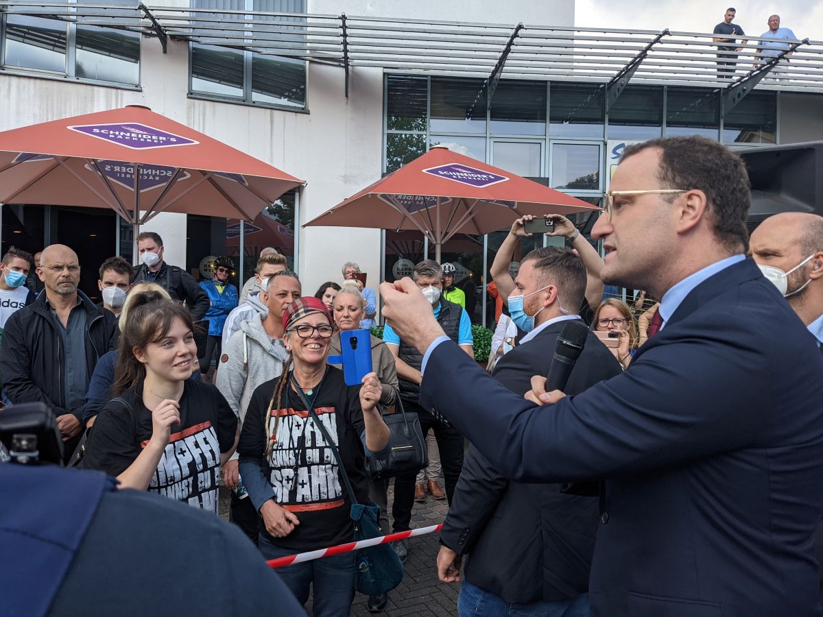 Gesundheitsminister Jens Spahn (CDU) im Austausch mit Kritikern whrend seines Besuchs vor dem Kirchener Krankenhaus. (Fotos: ddp) 