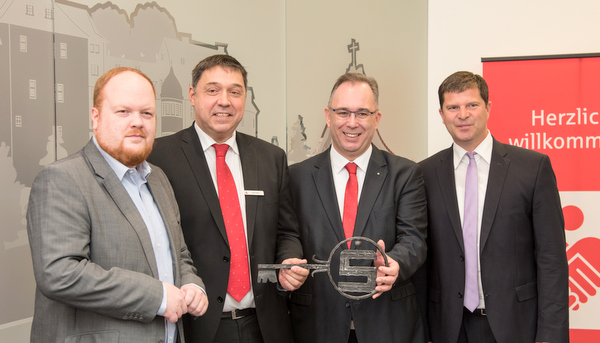 Gratulation zur Neuerffnung: (von links) Kirchens Stadtbrgermeister Andreas Hundhausen, Geschftsstellenleiter Jrgen Wisser, Sparkassen-Vorstand Michael Bug und Brgermeister Maik Khler. (Foto: Sparkasse Westerwald-Sieg)