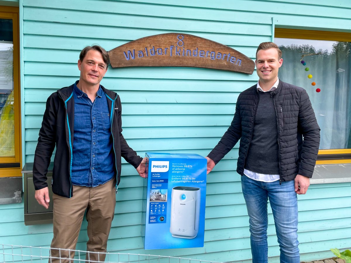 Felix Krause (rechts) bergab das Gert an Mike Schlosser vom Verein zur Frderung und Pflege der Waldorfpdagogik. (Foto: Verein) 