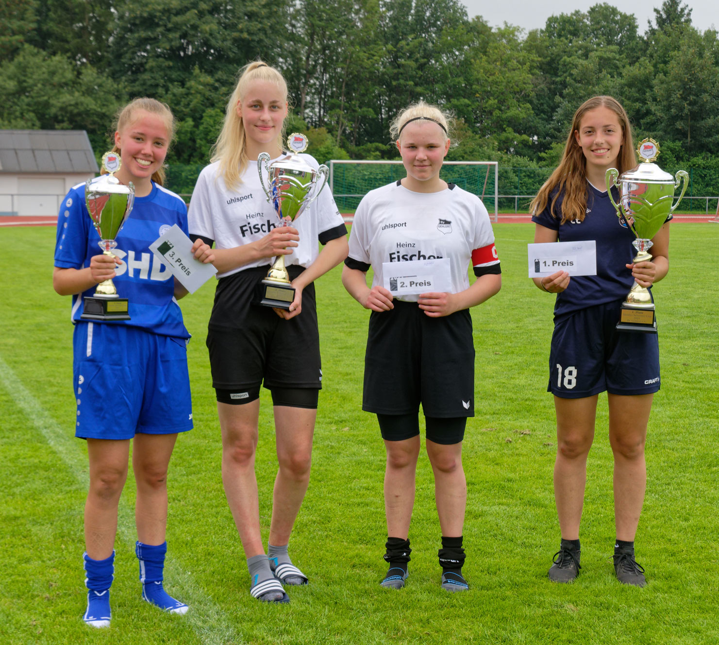 Siegerehrung(v.l.): Spielfhrerin Leni Hepfer (SG 99 Andernach, Platz 3), Marie Marenbach und Spielfhrerin Denise Krmer (SV Gehlert,Platz 2), Spielfhrerin Lea Ehlenz (TuS Issel, Platz 1)(Fotos: Martin Fandler / Quelle: SV Gehlert)
 