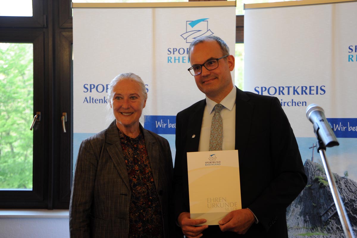 Zwlf Jahre war Michael Weber Vorsitzender des Sportkreises. Zum Abschied wurde er mit der Ehrenmedaille ausgezeichnet. Die Prsidentin des Sportbundes Rheinland freut sich mit Weber ber diese Ehre. (Fotos: kk)