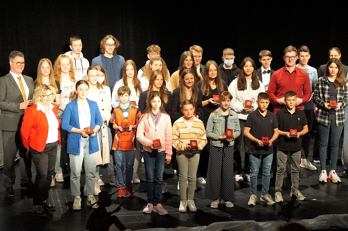 Auszeichnungen fr auergewhnliche Leistungen im Jugendsport erhielt der Nachwuchs bei der Sportlerehrung in Neuwied. (Fotos: Frank Flgel)