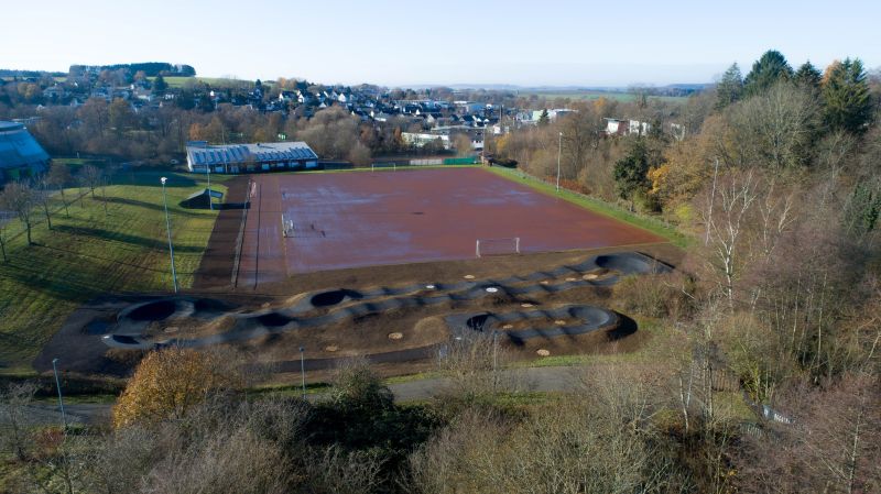 Der neu geschaffene Pumptrack und die zur Umgestaltung vorgesehene Flche des Tennenplatzes an der Realschule plus in Hachenburg. Foto: Stadt Hachenburg