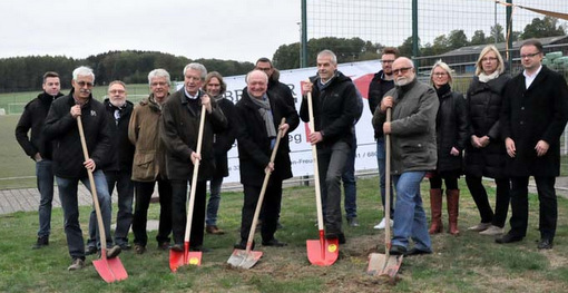 Am Schul- und Sporzentrum Weyerbusch erfolgte am Montag der Spatenstich fr die neue Sporthalle. (Foto: kk)