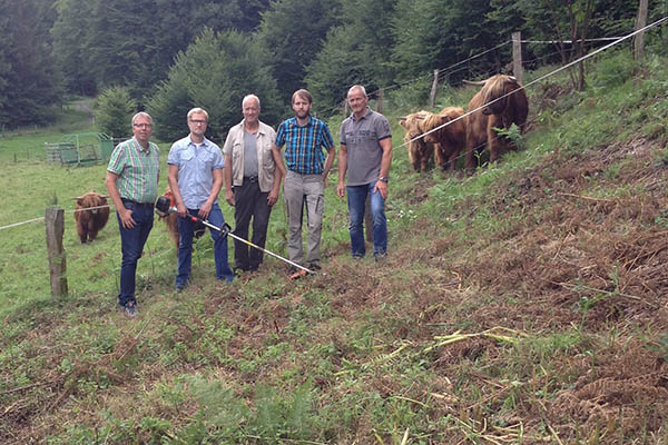 Vor Ort gaben Martin, Thomas und Peter Neumann (mitte v.l.) dem Beigeordneten Gerd Philippi (r.) und Ortsbrgermeister Achim Braasch einen berblick ber die geleistete Arbeit. Foto: Ortsgemeinde