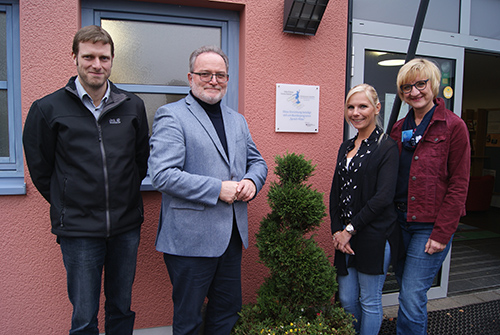 v.l.n.r. Sachbearbeiter Markus Wrthen, Brgermeister Michael Wagener sowie die stellvertretende Kita-Leiterin Anja Reifenrther wnschten der neuen Fachkraft fr Sprache Bettina Rtzel einen guten Start in ihrem neuen Aufgabenfeld. Fotos: Pr