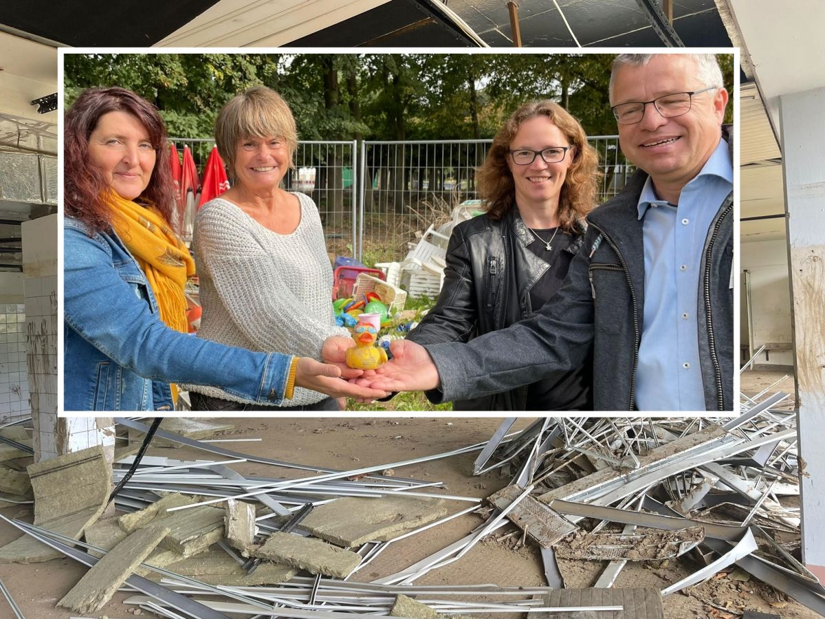 Spendenbergabe vorm zerstrten Schwimmbad in Bad Neuenahr. Das Maskottchen, eine Gummiente, des vom Hochwasser betroffenen Sportvereins konnte zum Glck gerettet werden. Die Bilder unter dem Artikel geben einen Eindruck vom Ausma der Zerstrung. (Foto: SV Neptun Wissen)