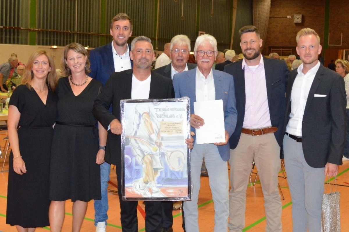 Sportwart des Tennisband Rheinland e.V. Christian Klapthor berreichte dem aktuellen Vorstand ein tolles Prsent. Von links: Pressewartin Stefanie Graef, Jugendwartin Tanja Witzel, Geschftsfhrer Pascal Schreiner, 1.Vorsitzender Niko Kaiser, Kassenwart Hermann Franz, Sportwart Dietmar Ferger, Christian Klapthor und 2.Vorsitzender Maximilian Schmitz. (Foto: Bjrn Hommrich, TC Siershahn)