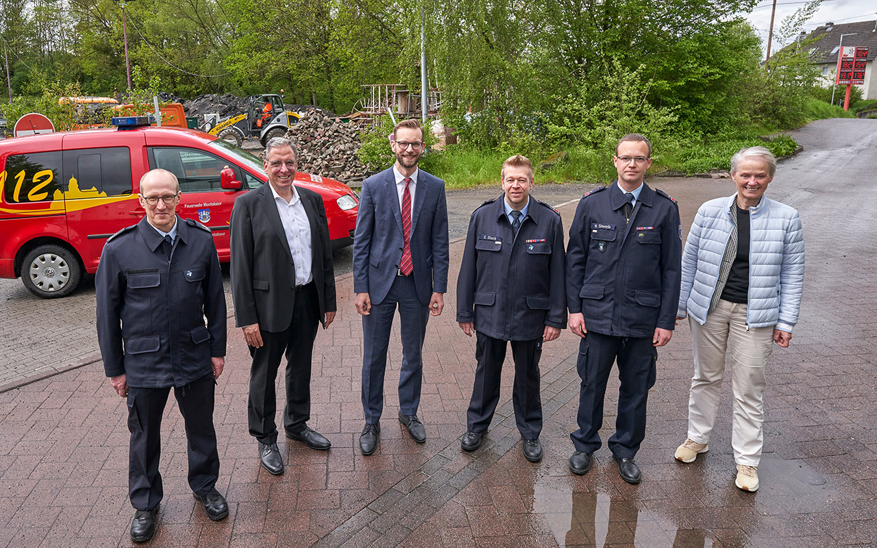 Auf diesem Grundstck will die VG Montabaur ein neues Feuerwehrgertehaus bauen: (v.l.) Stellvertretender Wehrleiter Patrick Weyand, Erster Beigeordneter Andree Stein, Brgermeister Ulrich Richter-Hopprich, Wehrfhrer Carsten Stach und sein Stellvertreter Marcel Simonis sowie Stadtbrgermeisterin Gabi Wieland (Bild: VG Montabaur / Sascha Ditscher)