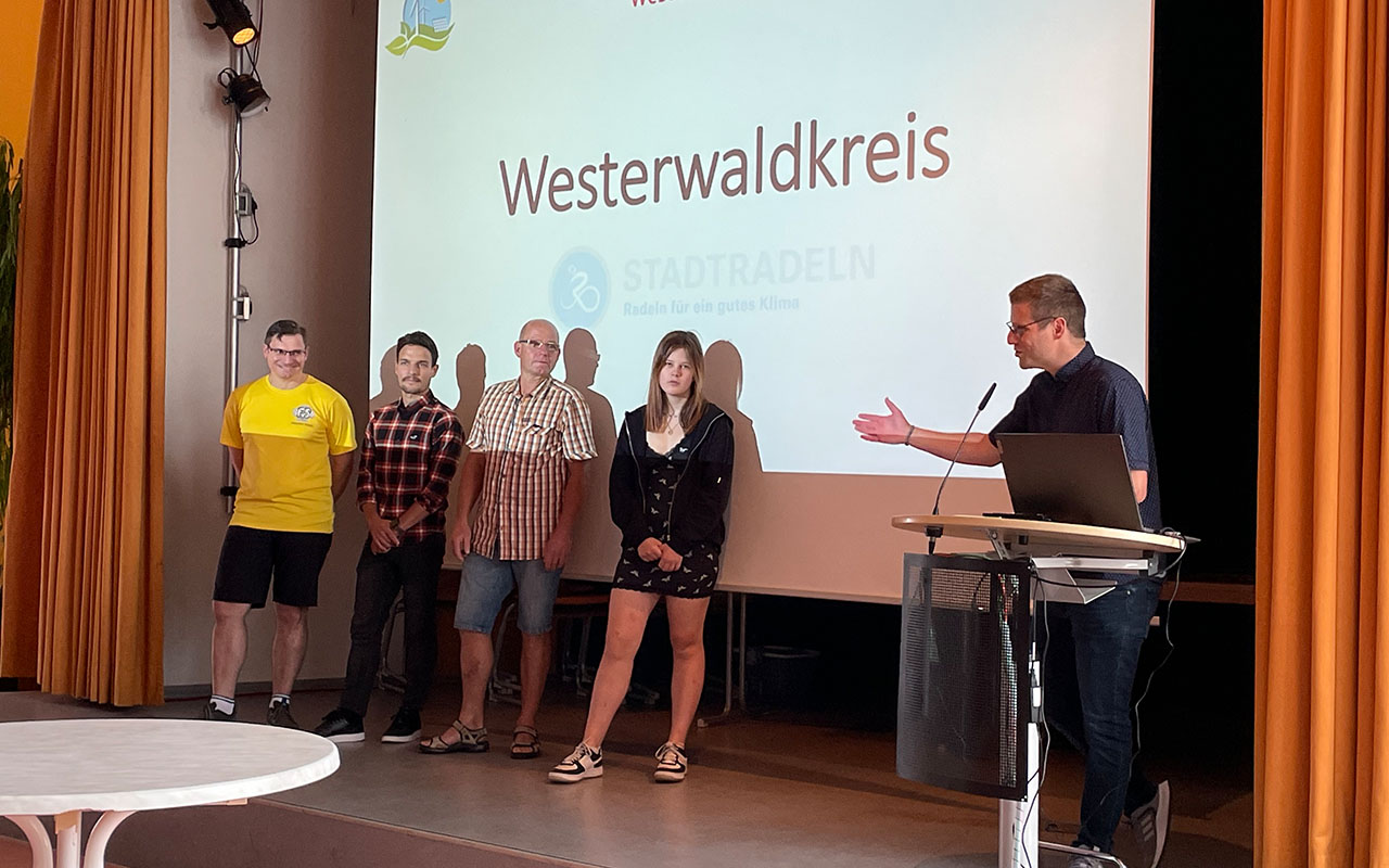 Christoph Brabender, Klimaschutzmanager des Westerwaldkreises (rechts im Bild), bergab die Preise an die Vertreter des Schulteams der Freiherr-vom-Stein-Realschule Nentershausen. (Foto: Jonas Rechtsteiner)