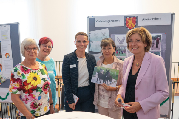 Teilnehmerinnen des Projekts Ich bin dabei! aus Altenkirchen stellen ihre Projekte Ministerprsidentin Malu Dreyer (rechts) vor. (Foto:  Staatskanzlei RLP/Dinges)