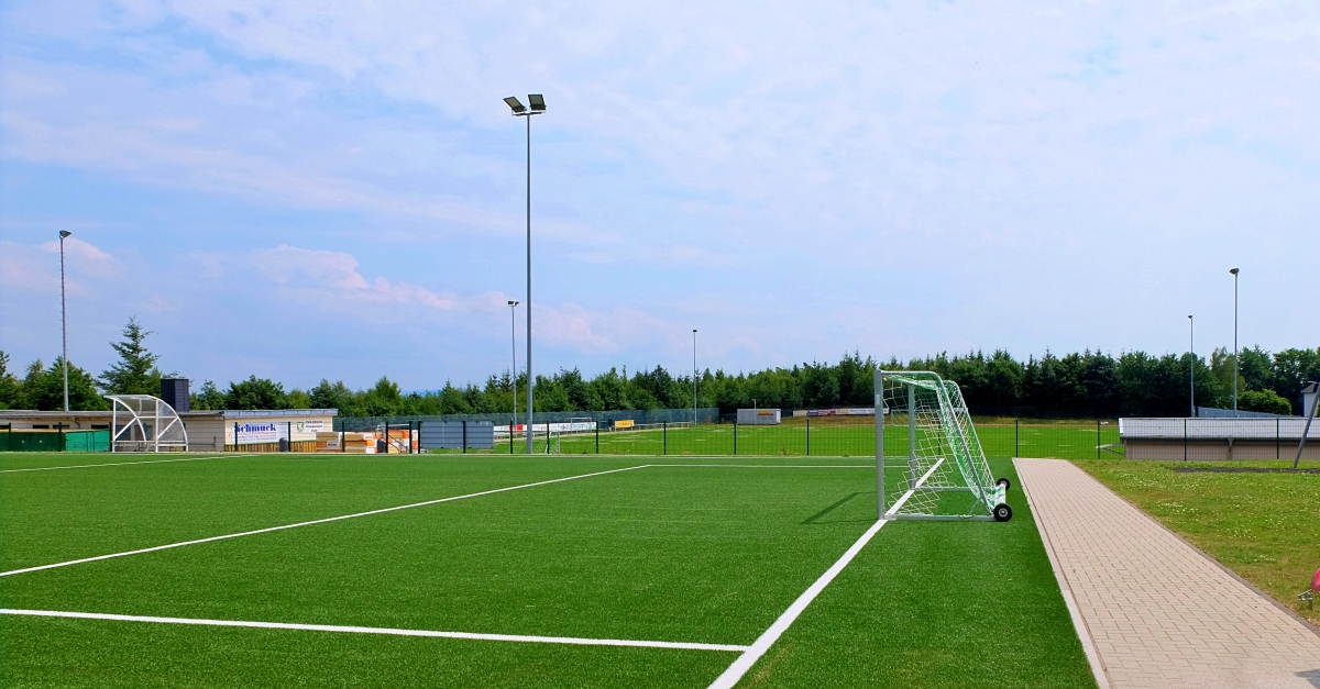 Am Stadion in Birken-Honigsessen ist der Treffpunkt fr das Dorfgesprch am 20. Juli. (Foto: KathaBe)