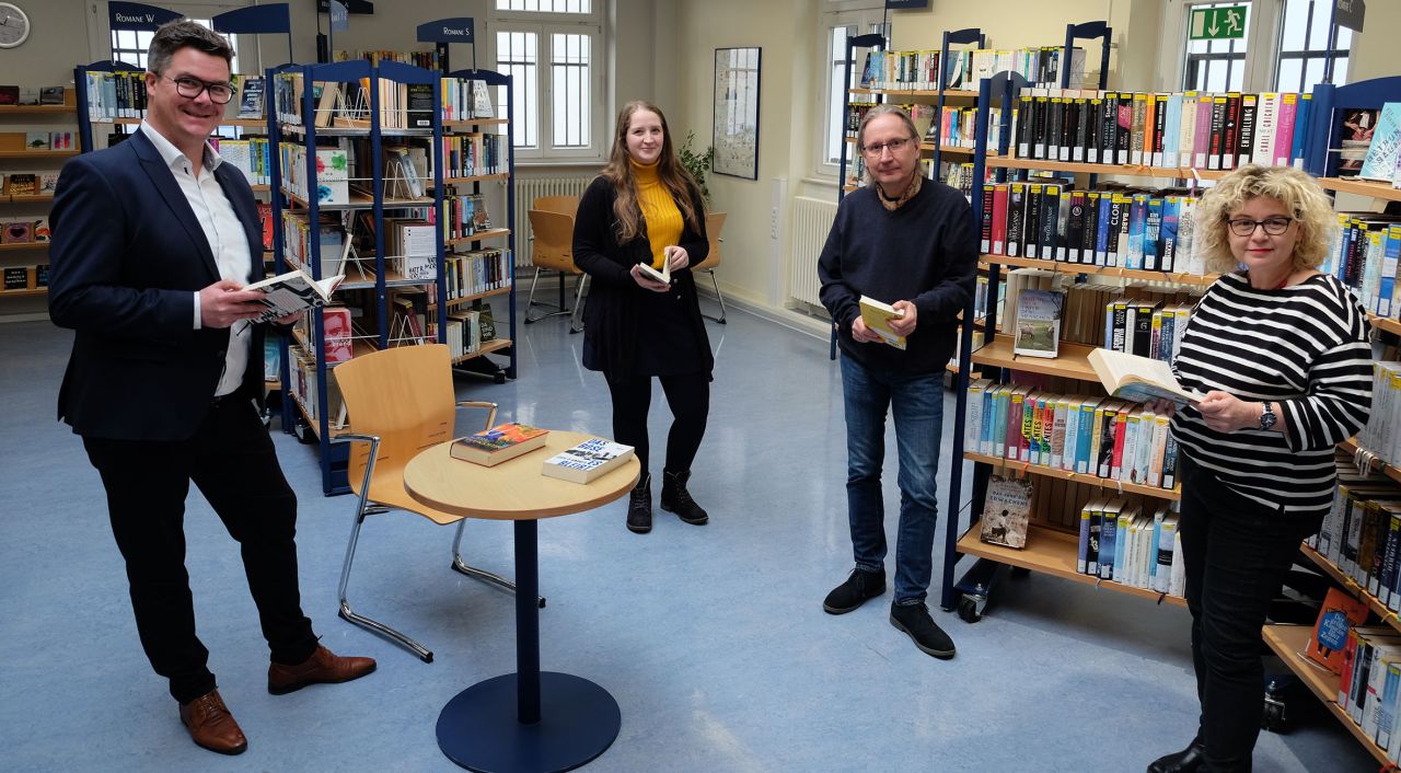 Die stellvertretende Stadt-Bibliotheksleiterin Anna Lenz (2. von links), Leiter Volker Trmper (2. von rechts) prsentierten Brgermeister Peter Jung (links) und Amtsleiterin Sandra Thannhuser (rechts) Belletristik-Neuheiten. Foto: Stadt Neuwied 