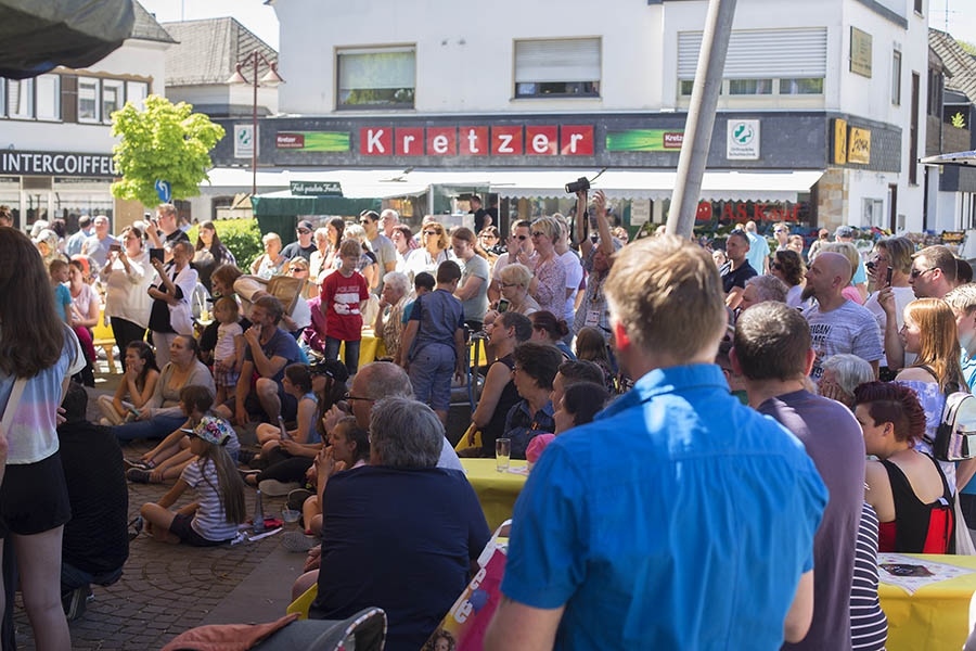 Die Bhne auf dem Marktplatz war stndig umlagert. Fotos: Helmi Tischler-Venter
Video: Wolfgang Tischler