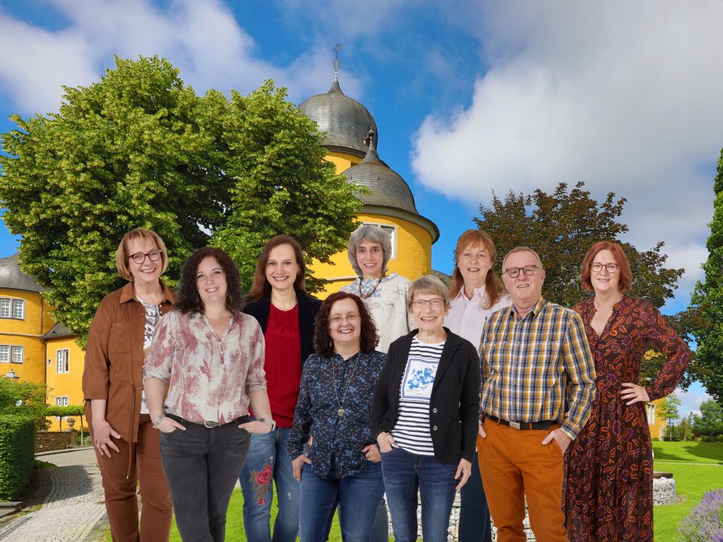 Die Fotocollage zeigt das Team der Stadtfhrerinnen und Stadtfhrer in der Stadt Montabaur. Sie alle freuen sich, wenn sie ab Juli wieder Gste durch die Altstadt fhren knnen. Grafik: Stadt Montabaur / Olaf Nitz