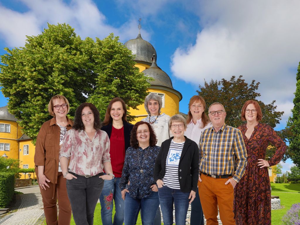 Die Fotocollage zeigt das Team der Stadtfhrerinnen und Stadtfhrer in der Stadt Montabaur. Sie alle freuen sich, wenn sie ab Juli wieder Gste durch die Altstadt fhren knnen. Grafik: Stadt Montabaur / Olaf Nitz