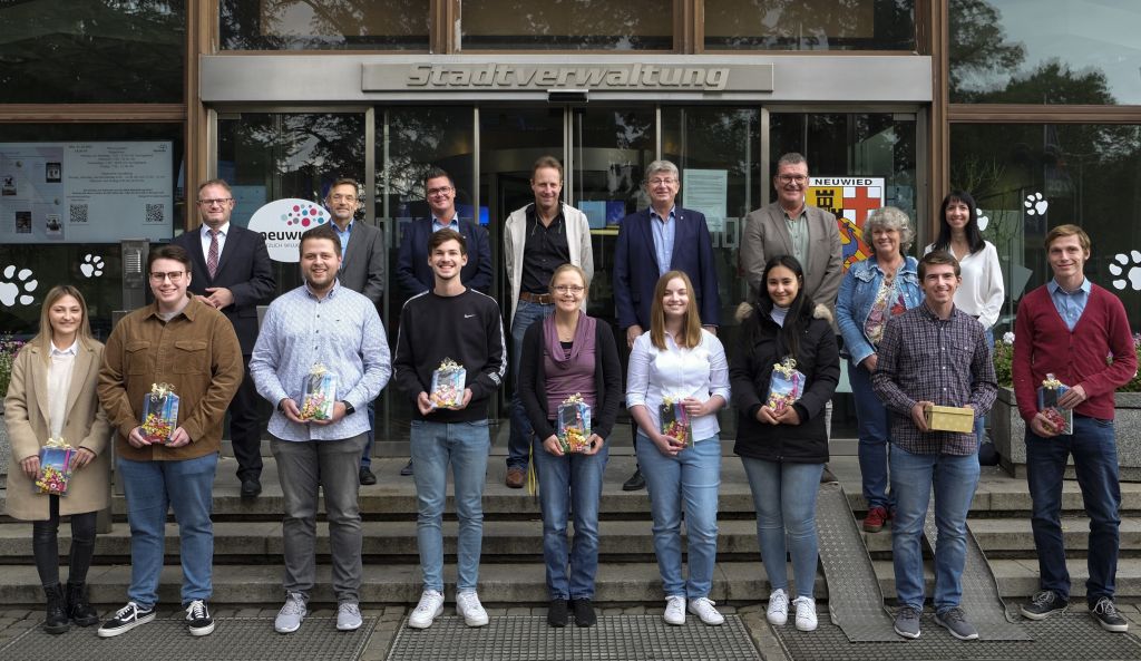 Die Glckwnsche von den Amtstrgern (hintere Reihe) nahmen die Absolventen (im Vordergrund) entgegen. Foto: Pressebro Neuwied