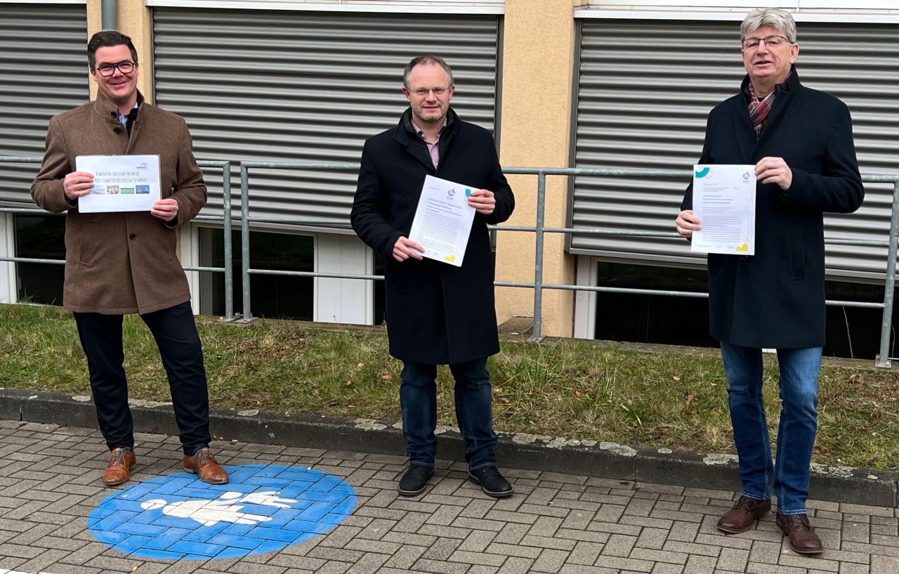 Der Neuwieder Stadtvorstand - (von links) Oberbrgermeister Jan Einig, Brgermeister Peter Jung und Beigeordneter Ralf Seemann - freut sich ber den Zuschlag zur Host Town  und auf den Besuch einer auslndischen Delegation im kommenden Jahr. Foto: privat