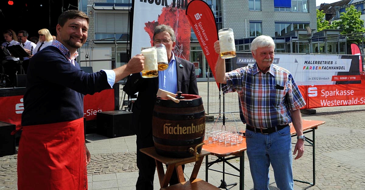 Nach drei Jahren Pause: Stadtfest in Altenkirchen mit Fassanstich erffnet