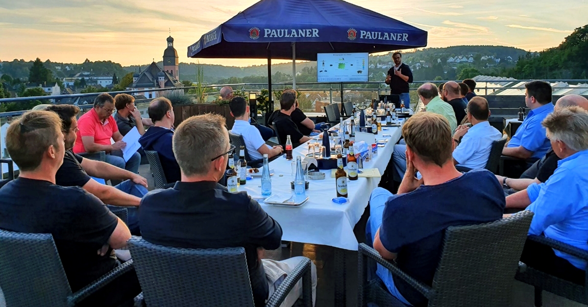 Zu sehen ist hier der letzte Sommer-Stammtisch auf der Dachterrasse des Walzwerks Wissen. Am 5. Juli geht es um das Thema: "Glasfaserausbau im Kreis Altenkirchen - Jetzt geht es los!" (Foto: Stammtisch)