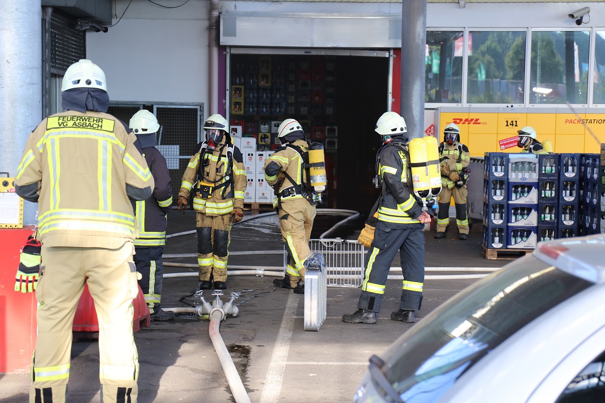 Mit rund 50 Einsatzkrften war die Feuerwehr im Einsatz. (Fotos: Feuerwehr VG Asbach)