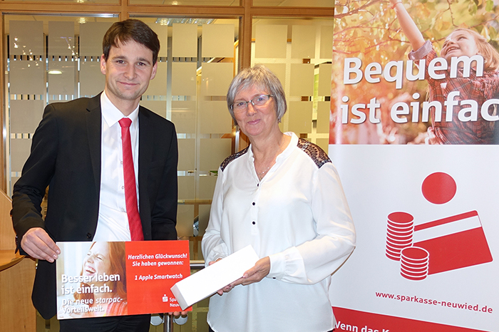 Die glckliche Gewinnerin. Foto: Sparkasse