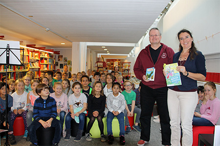 Leiterin der Stadtbcherei Stephanie Eichhorn veranstaltete fr die Schulkinder der Lwenburg-Grundschule (hier dritte Klassen) im Rahmen von Kpt