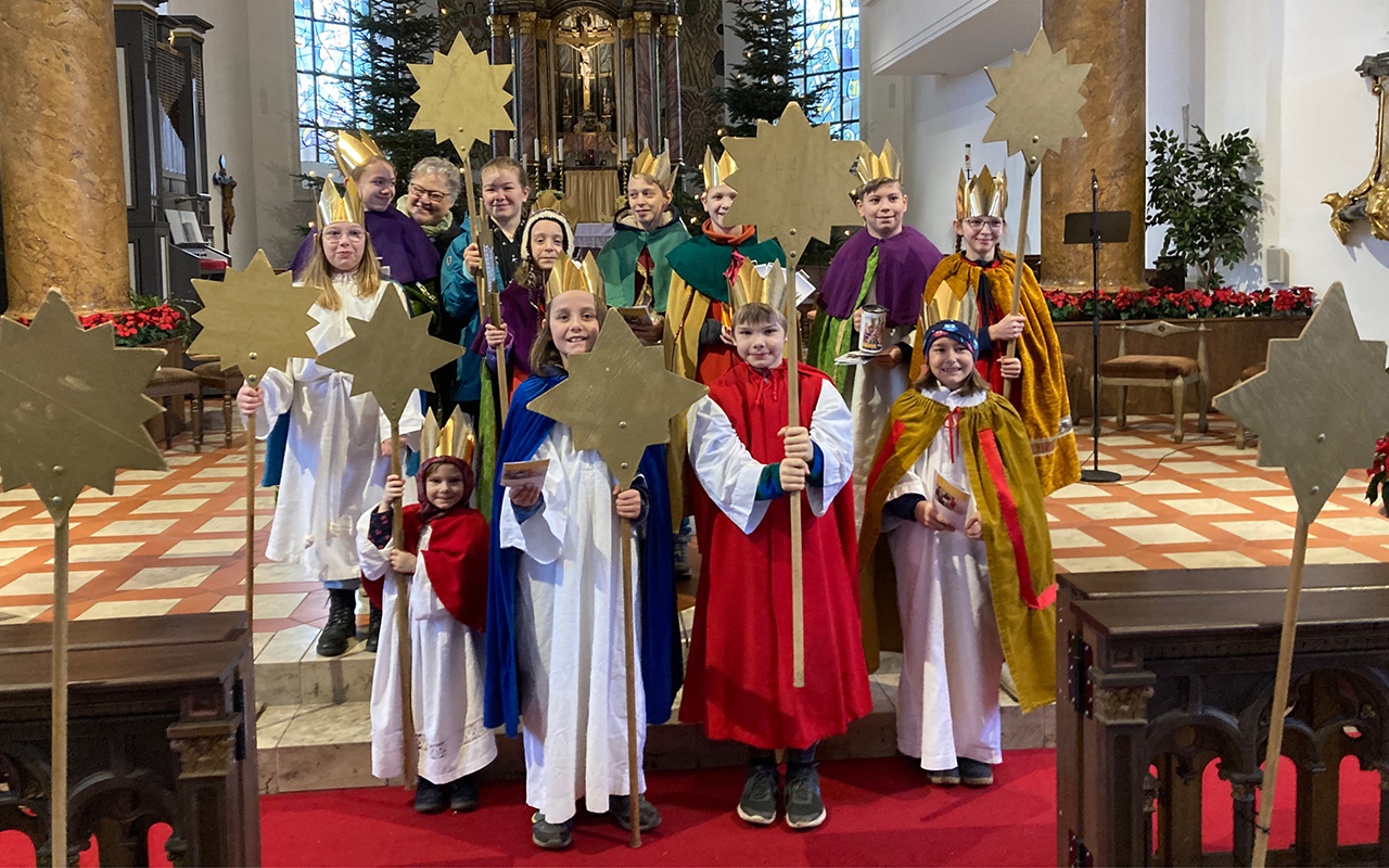 Die Sternsinger beim Gottesdienst am 8. Januar in der Pfarrkirche Kreuzerhhung. Die Kinder erzielten ein stattliches Ergebnis. (Fotos: Pfarrei)