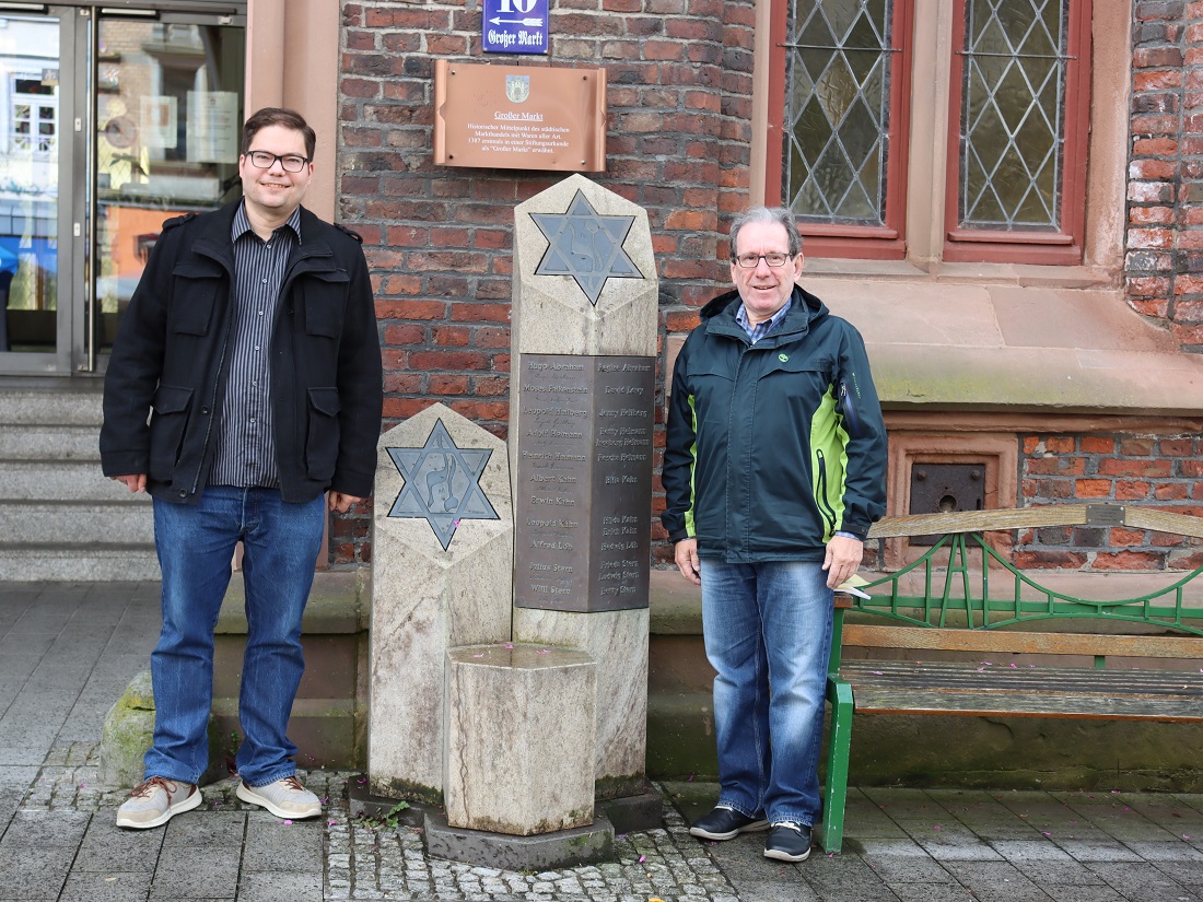 Peter Sternberg (rechts) besuchte mit Stadtarchivar Dennis Röhrig auch das Jüdischen Mahnmal vor dem historischen Rathaus von Montabaur. Die drei Stelen erinnern an die Opfer des Holocaust. (Fotoquelle: Stadt Montabaur)
