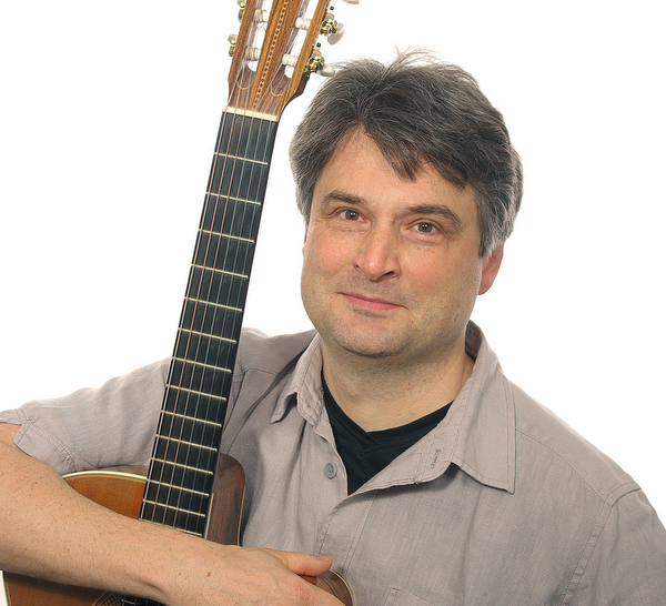 Stefan Henn leitet den Kurs Liedbegleitung auf der Gitarre. (Foto: Kreisvolkshochschule)