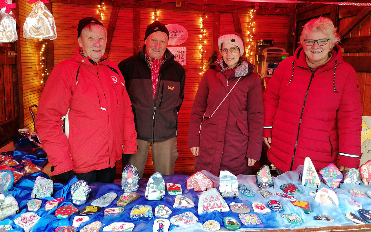 Von links: Marlies Hillen, Bruno Hillen, Christine Kabierschke (ehrenamtliche Hospiz- und Trauerbegleiterin), Beate Christ (Koordinatorin Trauerbegleitung im Neuwieder Hospizverein) auf dem Neuwieder Knuspermarkt. (Foto: Katja Moog)