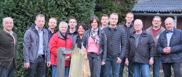 Julia Schneider (7. von links) und Andreas Solbach (2. von links) wollen mit ihrer Whlergruppe tatkrftig anpacken. (Foto: privat) 