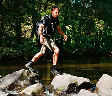 Abenteuer pur am Weltende: Die Nisterquerung ber ein Steinsel. Foto: Martin Schler