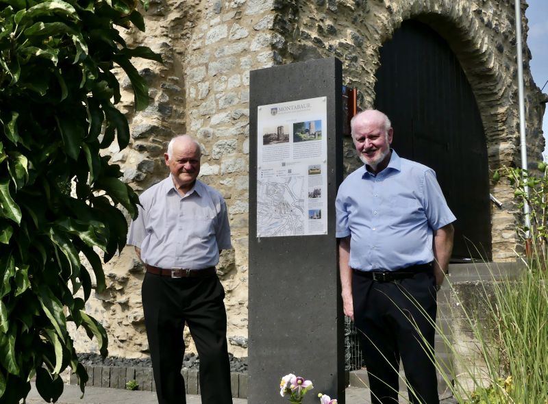 Am Wolfsturm steht eine der beiden neuen Basaltstelen. Dr. Paul Possel-Dlken (r.) und Dr. Hermann-Josef ten Haaf, stellvertretend fr die Arbeitsgruppe, freuen sich, dass der historische Stadtrundgang wchst. Foto: Stadt Montabaur