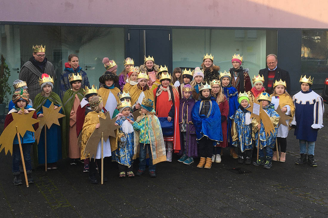 Kinder und Erwachsene unterwegs als Sternsinger