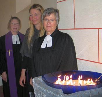 An Sternenkinder und viel zu frh verstorbene Kinder erinnerte ein Gedenkgottesdienst im Evangelischen Kirchenkreis Altenkirchen. Krankenhaus-Pfarrerin Dorothea Krger Sandmann, Jugendreferentin Carola Paas und Krankenhaus-Pfarrerin Jutta Braun-Meinecke (von links) gestalteten den Gottesdienst in der Almersbacher Kirche gemeinsam mit der Band Power-Station. Foto: Petra Stroh