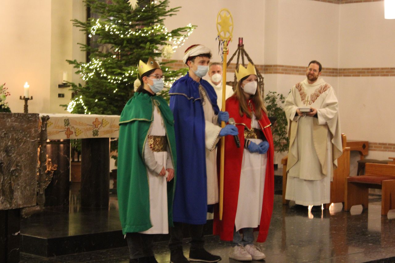 Gaben in den katholischen und evangelischen Gottesdiensten einen Hinweis auf die Sternsinger-Aktion: Pfadfinder vom Stamm St. Bonifatius in Niederbieber. Foto: fh