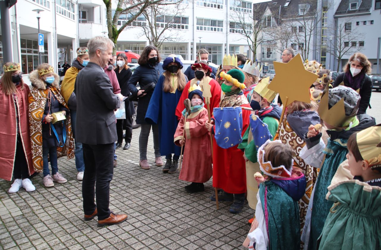 Bürgermeister Otto Neuhoff empfing die Sternsingerkinder am Bad Honnefer Rathaus. Foto: Stadt Bad Honnef