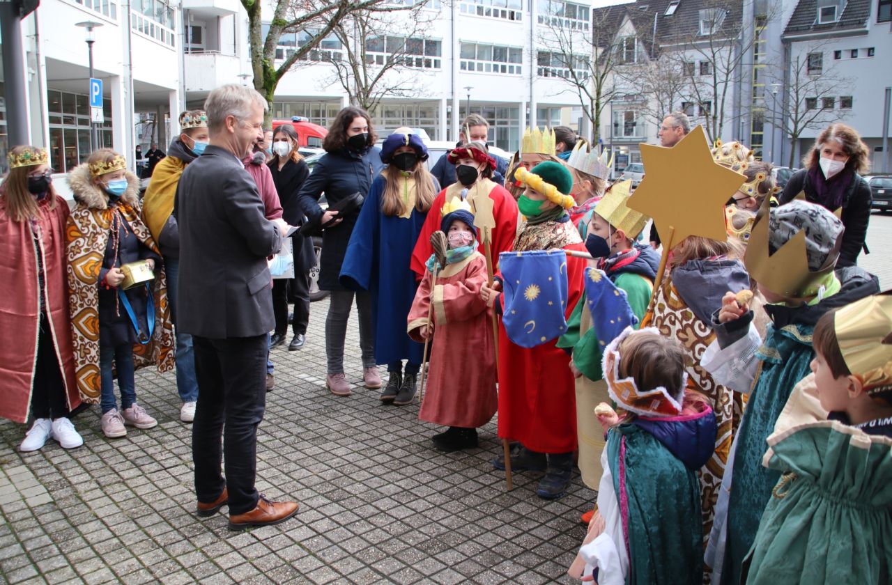 Brgermeister Otto Neuhoff empfing die Sternsingerkinder am Bad Honnefer Rathaus. Foto: Stadt Bad Honnef