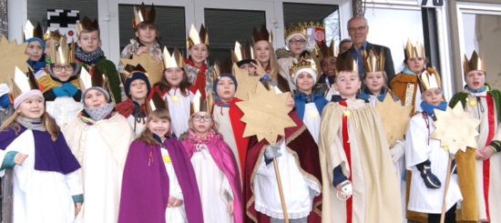 Die Sternsinger besuchten das Wissener Rathaus. (Foto: Verbandsgemeinde Wissen) 