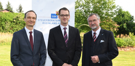 Finanzstaatssekretr Stephan Weinberg (links) und Kammerprsident Edgar Wilk (rechts) gratulieren dem neu bestellten Steuerberater Sven Edel aus Eitelborn. (Foto: Kristina Schfer/SBK Rheinland-Pfalz)