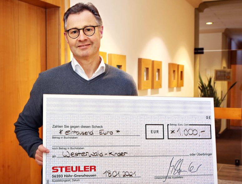 Michael Steuler, Geschftsfhrer der Steuler-Unternehmensgruppe mit dem Scheck. Foto: privat