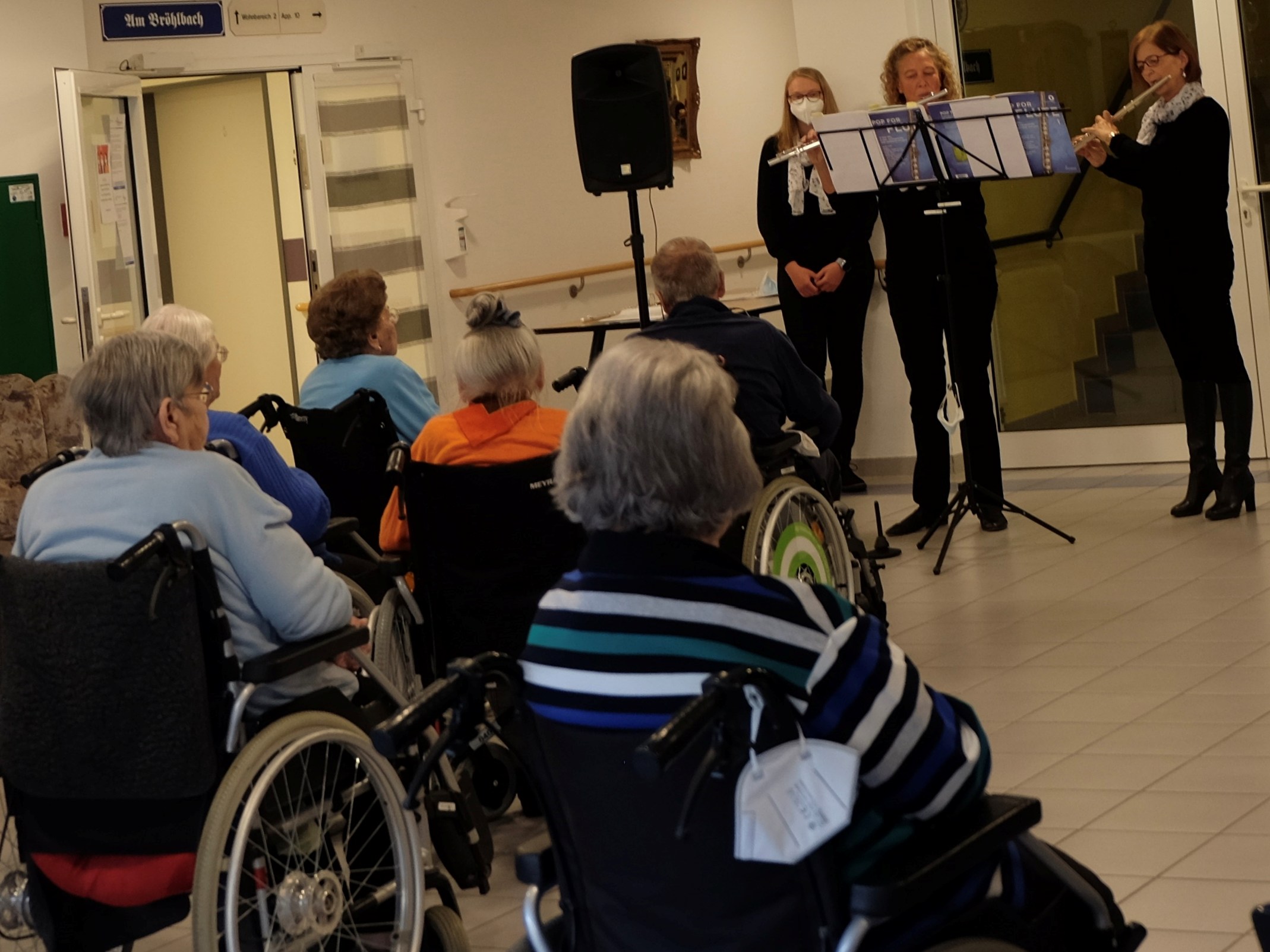 Einen Moment den Alltag vergessen: Das Querflöten-Konzert kam bei den Senioren gut an. (Fotos: KathaBe) 