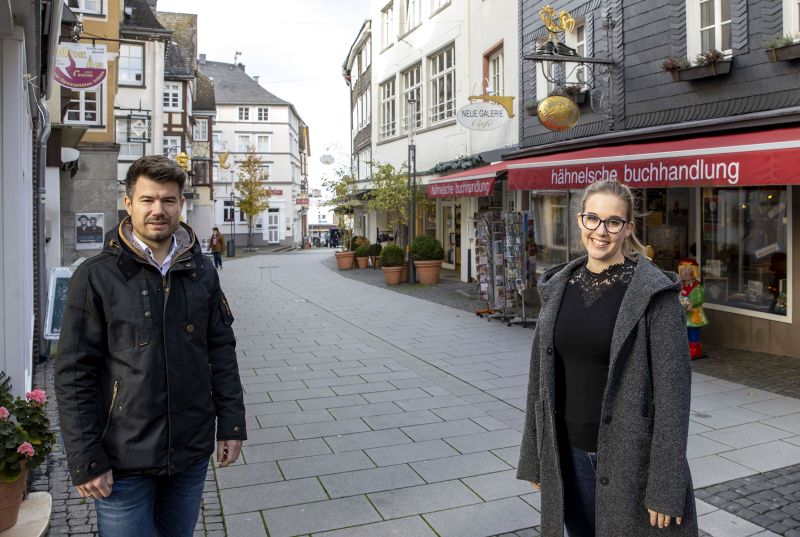 Stadtbrgermeister Stefan Leukel mit Timea Zimmer, seit Sommer hochengagierte Citymanagerin in Hachenburg. Fotos: Stadt Hachenburg