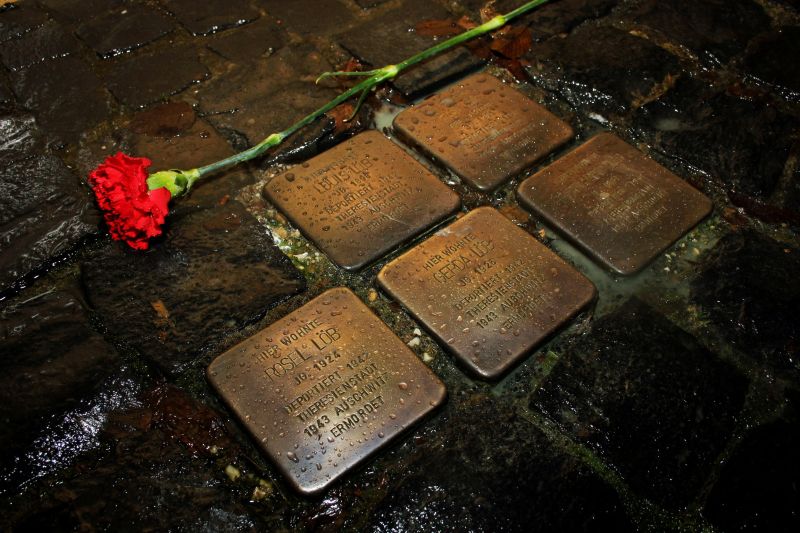 Das Bndnis Aktives Gedenken" putzt Stolpersteine 